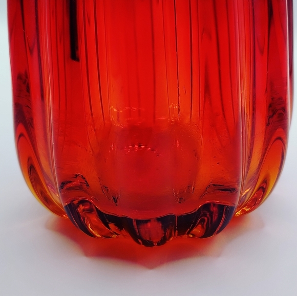 Vintage Amberina Small Flutted Vase With Cadmium (It Glows In UV Light) - Picture 5 of 11